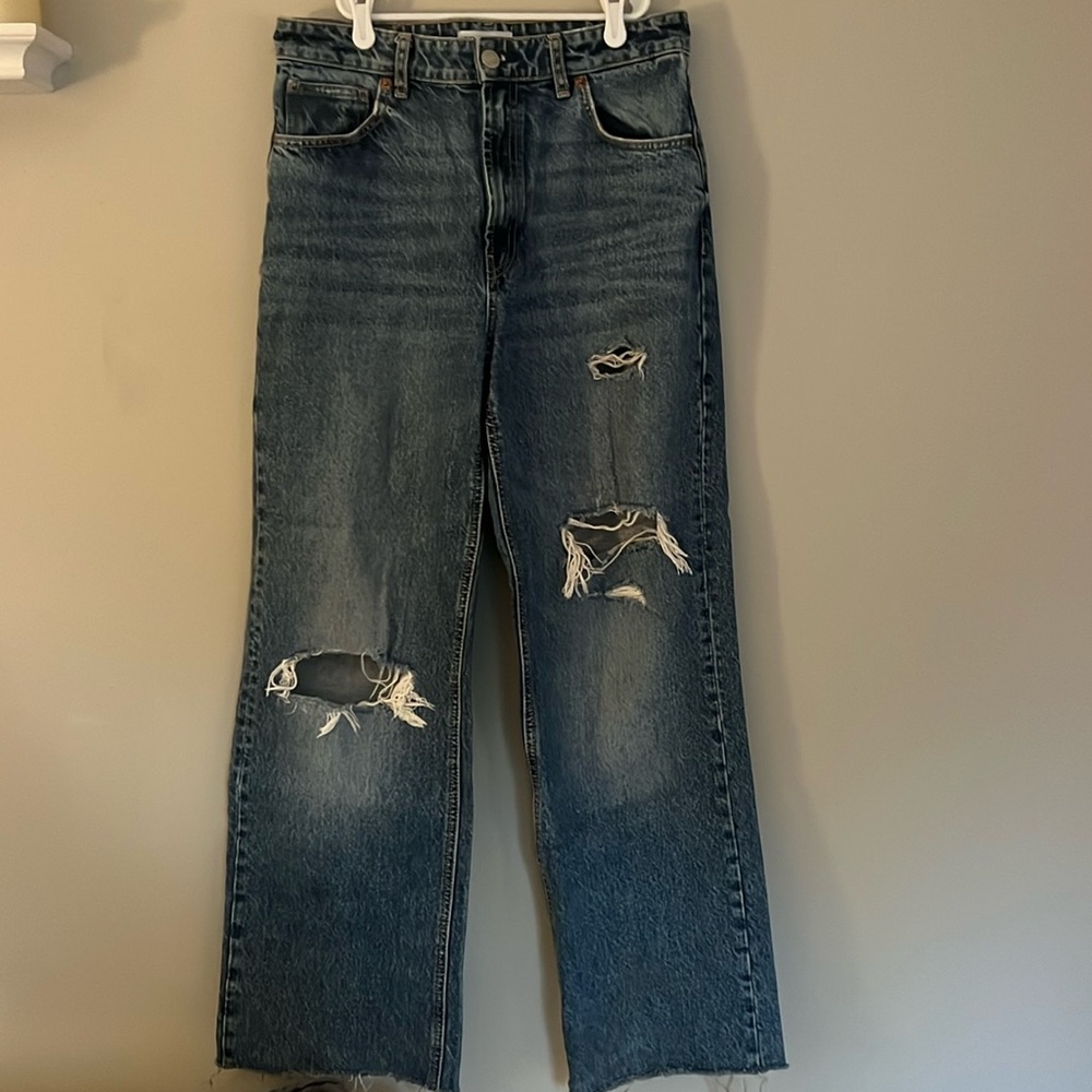 high rise medium wash ripped knee zara jeans with frayed ankles, wide leg